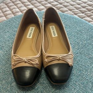 Steve Madden Beige and Black Cap-Toe Ballet Flats